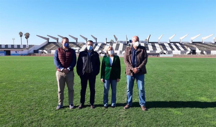 Juan Franco con Eva Pajares en el estadio de La Línea.
