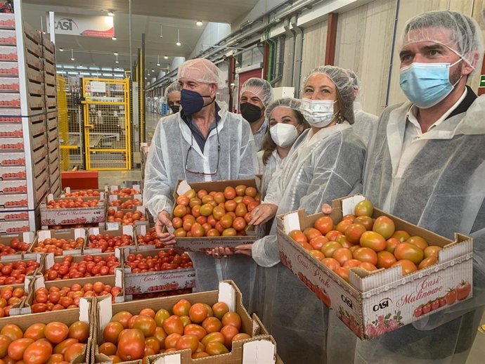 Crespo y Luengo en su visita a la cooperativa CASI en Almería