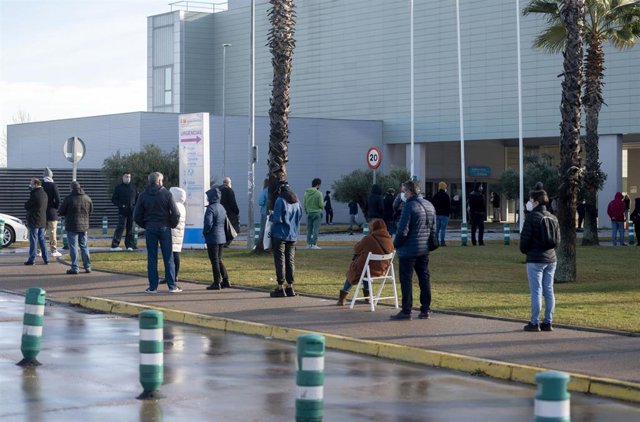 Varias personas esperan la cola para hacerse test Covid-19 en el Hospital Infanta Sofía 