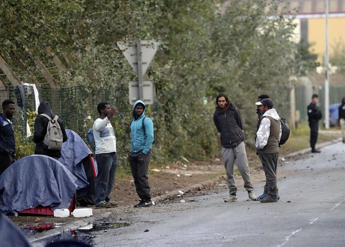 Archivo - Migrantes en un campo de Calais, en Francia. 
