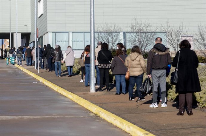 Varias personas esperan la cola para hacerse test Covid-19 