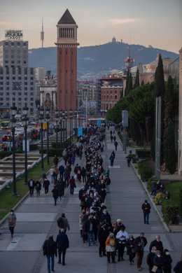 Un grup de persones esperen a rebre la tercera dosi del vaccí contra la covid-19 al recinte Montjuïc de Fira de Barcelona 