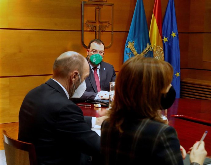 El presidente del Principado de Asturias, Adrián Barbón, junto al vicepresidente y consejero, Juan Cofiño, y la consejera de Hacienda, Ana Cárcaba, durante la reunión del Consejo de Gobierno