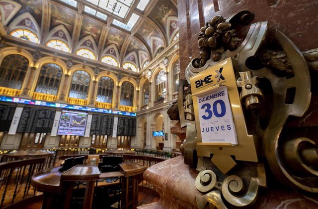 Paneles en el Palacio de la Bolsa, en la última sesión bursátil del año, a 30 de diciembre de 2021, en Madrid, (España).