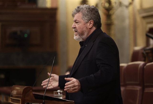 Archivo - El diputado de Unidas Podemos, Juan Antonio López de Uralde, interviene en una sesión plenaria en el Congreso de los Diputados, a 24 de noviembre de 2021, en Madrid, (España).