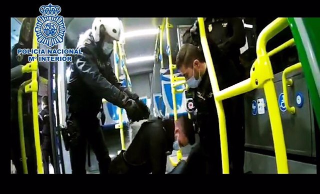 Policías salvan a la vida a un hombre que sufrió un paro cardiaco en un autobús de Madrid