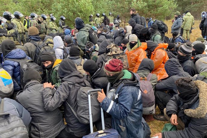 Archivo - Migrantes se agolpan en la frontera entre Bielorrusia y Polonia. 