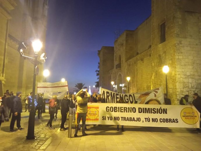 La manifestación, pasando por la Catedral.
