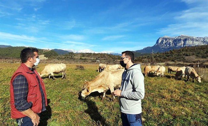 El vicepresidente del Partido Aragonés, Roque Vicente --a la derecha-- durante a su visita a una explotación agroganadera de Aínsa.