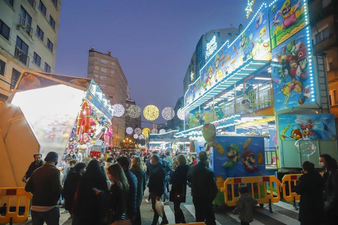 Un grupo de personas observa el encendido navideño tras varios días de lluvia, a 12 de diciembre de 2021, en Vigo.