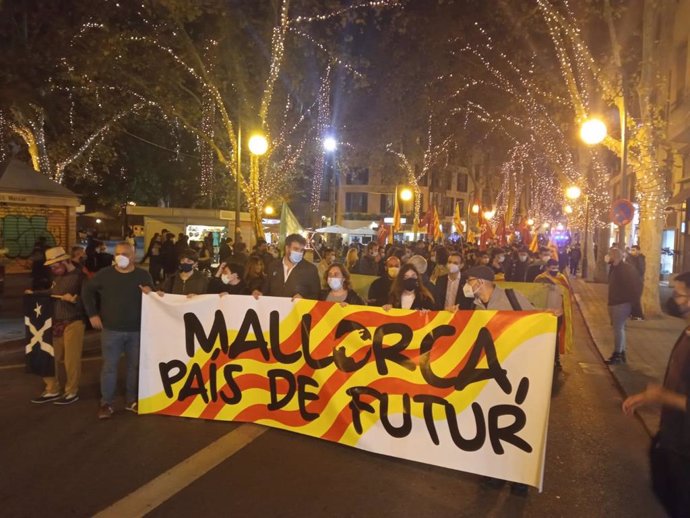Manifestación independentista en Palma, a su paso por la calle Unió.