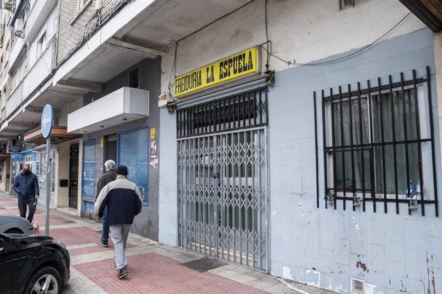 Fachada del bar Freiduría La Espuela, donde ayer, 28 de diciembre fueron encontrados dos cadáveres, a 28 de diciembre de 2021, en Parla, Madrid (España).