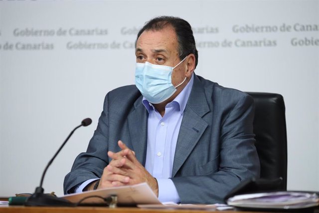 Archivo - El consejero de Sanidad del Gobierno de Canarias, Blas Trujillo, en rueda de prensa