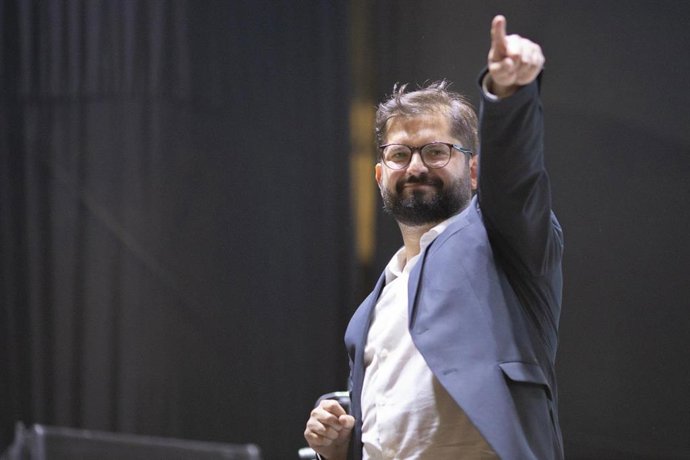 New Chilean president Gabriel Boric celebrates with his supporters his victory in the second round of the presidential elections. Photo: Felipe Figueroa/SOPA Images via ZUMA Press Wire/dpa