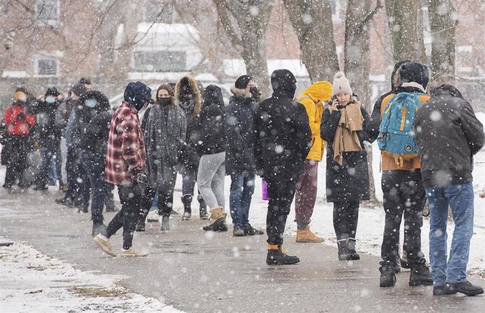 22 December 2021, Canada, Montreal: People wait in line to receive a COVID-19 test in Montreal. Photo: Graham Hughes/The Canadian Press via ZUMA/dpa
