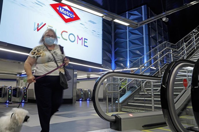 Archivo - Una mujer con su perro en la estación de metro de Gran Vía el día de su reapertura después de casi tres años fuera de servicio, a 16 de julio de 2021, en Madrid (España). Este viernes la estación de Gran Vía abre tras más de mil días cerrada p