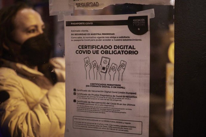 Archivo - Un establecimiento hostelero a 27 de noviembre de 2021, en Pamplona, Navarra (España). El pasaporte Covid se convierte en requisito para entrar a determinados y eventos en Navarra desde este sábado. La medida estará vigente hasta el 7 de enero