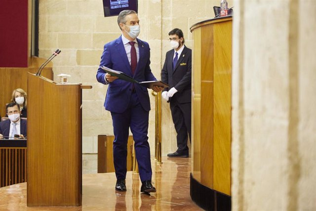 Archivo - El consejero de Hacienda y Financiación Europea, Juan Bravo sube al atril para comenzar un discurso en el Parlamento andaluz en una imagen de archivo