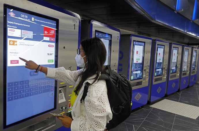 Archivo - Una mujer compra su billete en una pantalla táctil en la estación de metro de Gran Vía el día de su reapertura después de casi tres años fuera de servicio, a 16 de julio de 2021, en Madrid (España). Este viernes la estación de Gran Vía abre tr
