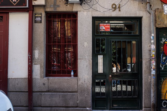 Portal perteneciente al edificio donde han encontrado el cuerpo de una niña de tres años y a su padre, en Lavapiés, a 31 de diciembre de 2021, en Madrid, (España). 