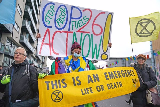 Archivo - 12 November 2021, United Kingdom, Glasgow: Climate Justice Activists demonstrate outside the Cop26 Gates on the final day of the United Nations Climate Change Conference (COP26). Photo: Andrew Milligan/PA Wire/dpa
