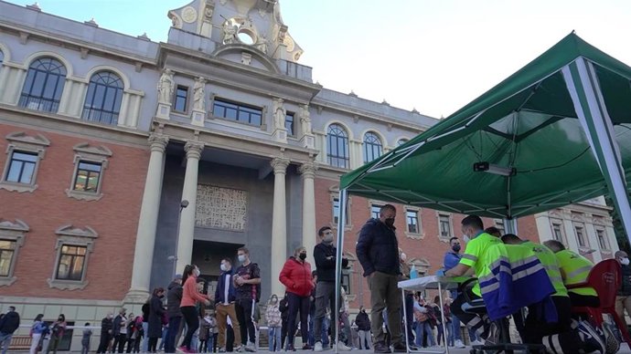 Imagen del punto móvil de vacunación y test instalado en la plaza de la Merced de Murcia