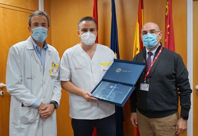 El gerente del área de salud I-Murcia Oeste, Francisco Soriano (d), junto a los doctores Domingo Pascual (i) y Sergio Manzano (c).