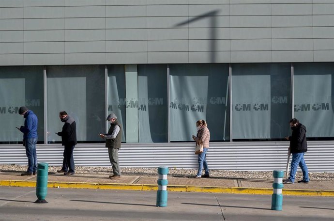 Personas esperando para hacerse el test COVID