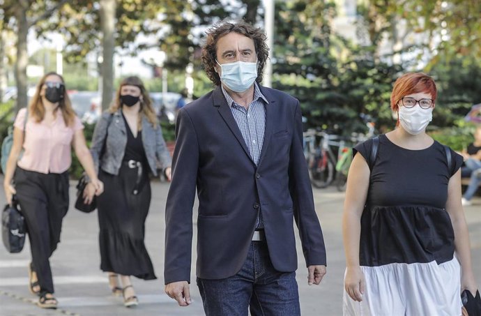 Archivo - El director general de Política Lingüística de la consellleria de Educación de la Comunitat Valenciana, Rubén Trenzano (i), acompañado por la secretaria general de Més Compromís, gueda Micó