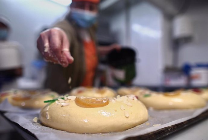 EP- Selección fotos 2021: Una repostera, durante la elaboración de los roscones de reyes de de Aldeas Infantiles, en Madrid (España)