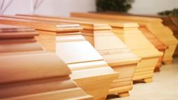 Archivo - Imagen de archivo de ataúdes.