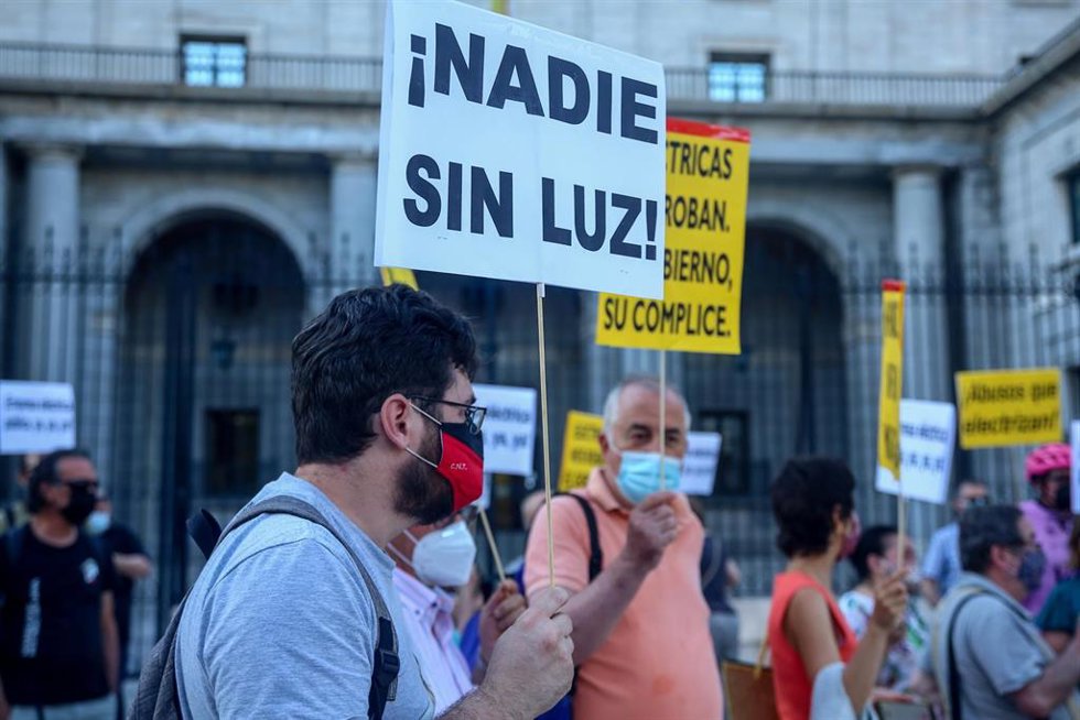 Archivo - Varias personas se concentran frente al Ministerio para la Transición Ecológica contra la subida de la tarifa eléctrica, a 15 de julio de 2021, en Madrid, (España). Esta es una de las protestas que FACUA ha convocado en varios puntos del país. 