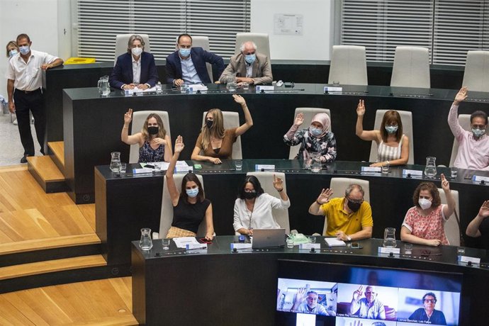 Archivo - Los miembros de Recupera Madrid (i-d) Marta Higueras; José Manuel Calvo, y Luis Cueto,  en la última fila, detras de sus excompañeros de Más Madrid