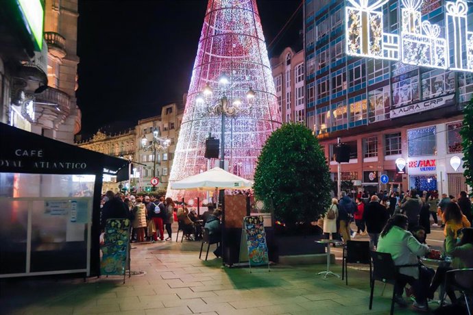 Archivo - Ambiente en las calles y establecimientos de Vigo, a 27 de noviembre de 2021, en Vigo