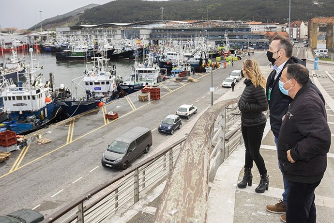 Archivo - L consejero de Desarrollo Rural, Ganadería, Pesca, Alimentación y Medio Ambiente, Guillermo Blanco, visita el puerto de Santoña.