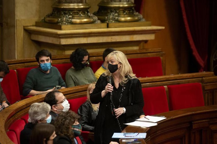 Archivo - La consellera Cervera interviene en una sesión de control al Govern