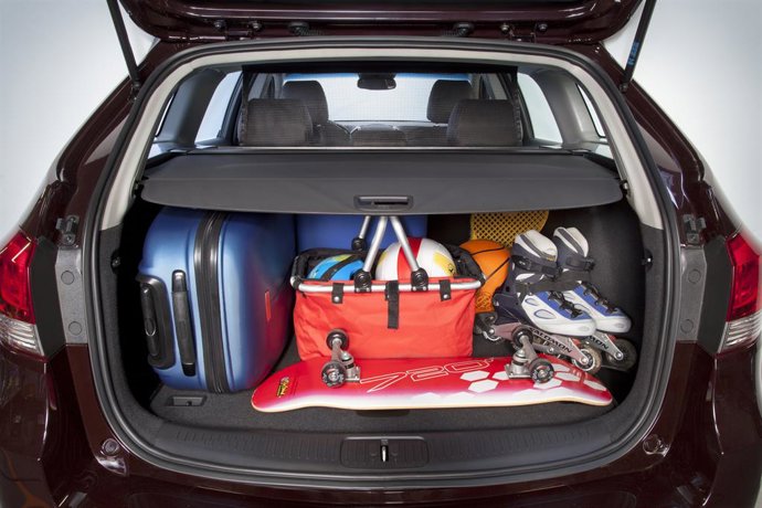 Archivo - Maletero, coche, vehículo, automóvil, maleta, maletas, viaje, traslado...