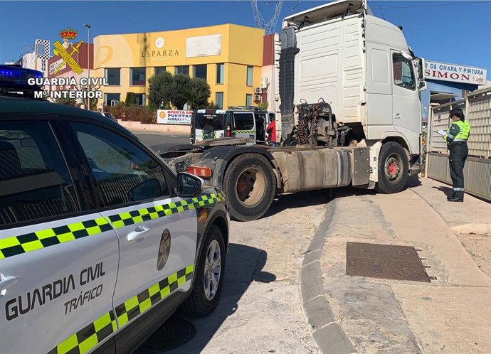 Imagen del camión interceptado por la Guardia Civil