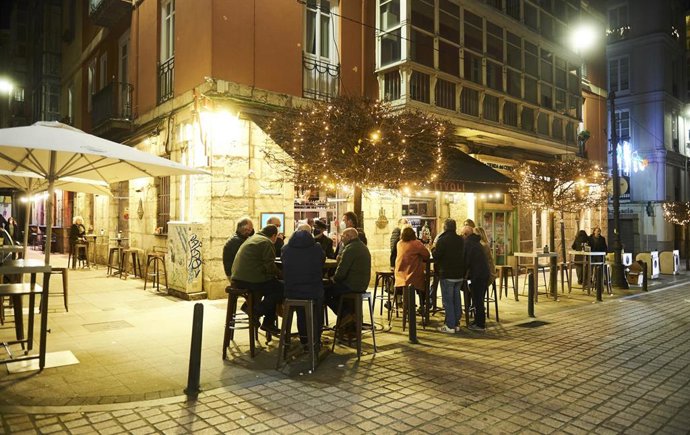 Comensales sentados en la terraza de un establecimiento 