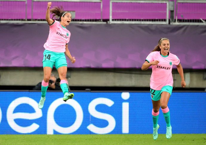 Archivo - 16 May 2021, Sweden, Gothenburg: Barcelona's Aitana Bonmati (L) celebrates scoring her side's third goal during the UEFA Women's Champions League final soccer match between Chelsea and Barcelona at Gamla Ullevi stadium. Photo: Adam Ihse/PA Wir