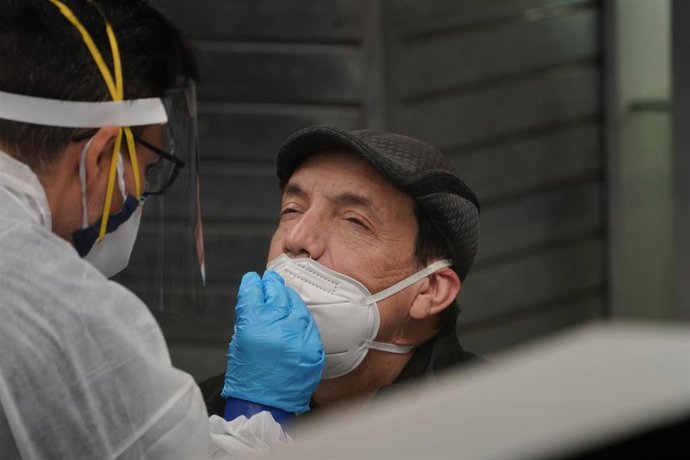 Un hombre se somete a una prueba diagnóstica de la COVID-19 en Nueva York, Estados Unidos. 