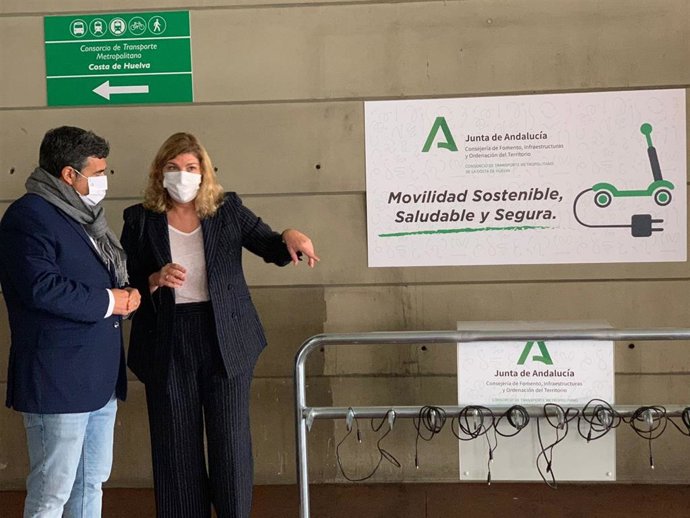 El delegado de Fomento en Huelva, José Manuel Correa, junto a la directora gerente del Consorcio de Transporte, Berta Centeno.