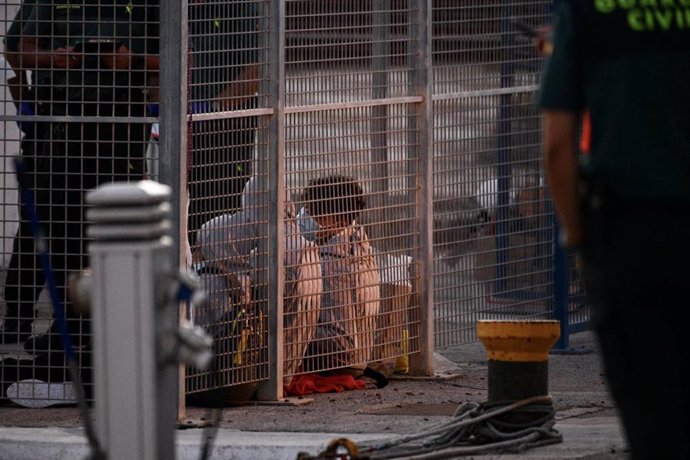 Archivo - Dos migrantes son atendidos por la Guardia Civil y voluntarios de Cruz Roja