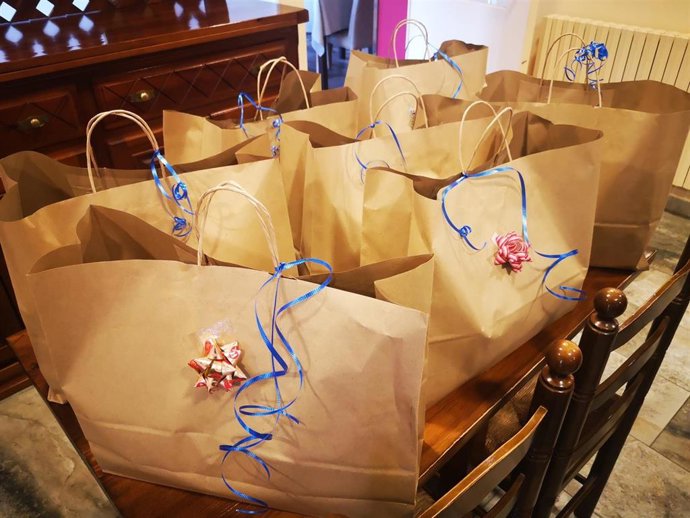 Montanuy (Huesca) reparte menús especiales en Nochevieja entre las personas mayores que están lejos de sus familias.