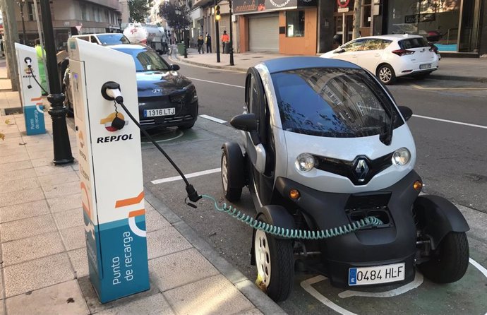 Recarga de coches eléctricos en la calle