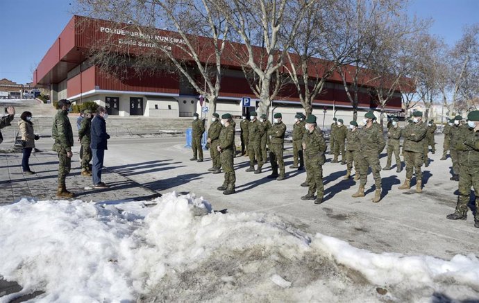Archivo - Varios militares procedentes de la Brigada Aragón I de Zaragoza a su llegada a Guadalajara