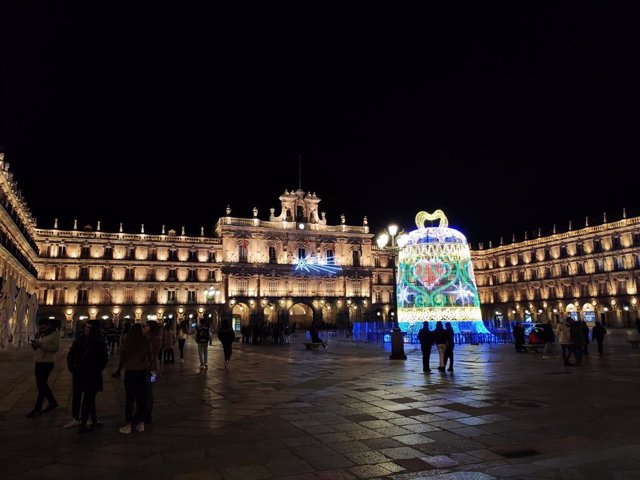 Plaza Mayor de Salamanca con su iluminación navideña.