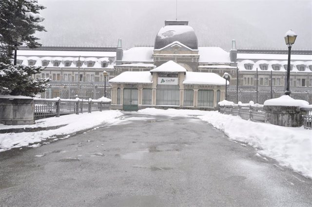 Archivo - Foto de archivo de la estación ferroviaria de Canfranc cubierta de nieve.