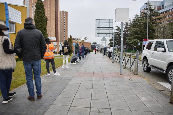 Varias personas esperan la cola en las inmediaciones del Hospital 12 de octubre para hacerse PCR, a 24 de diciembre de 2021, en Madrid (España). La Comunidad de Madrid ha habilitado desde el pasado 22 de diciembre puntos para la realización de test de a