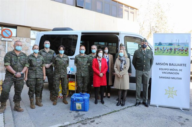 La Ministra de Defensa, Margarita Robles, visita a los Equipos Móviles de Vacunación, en el Instituto de Medicina Preventiva de Defensa